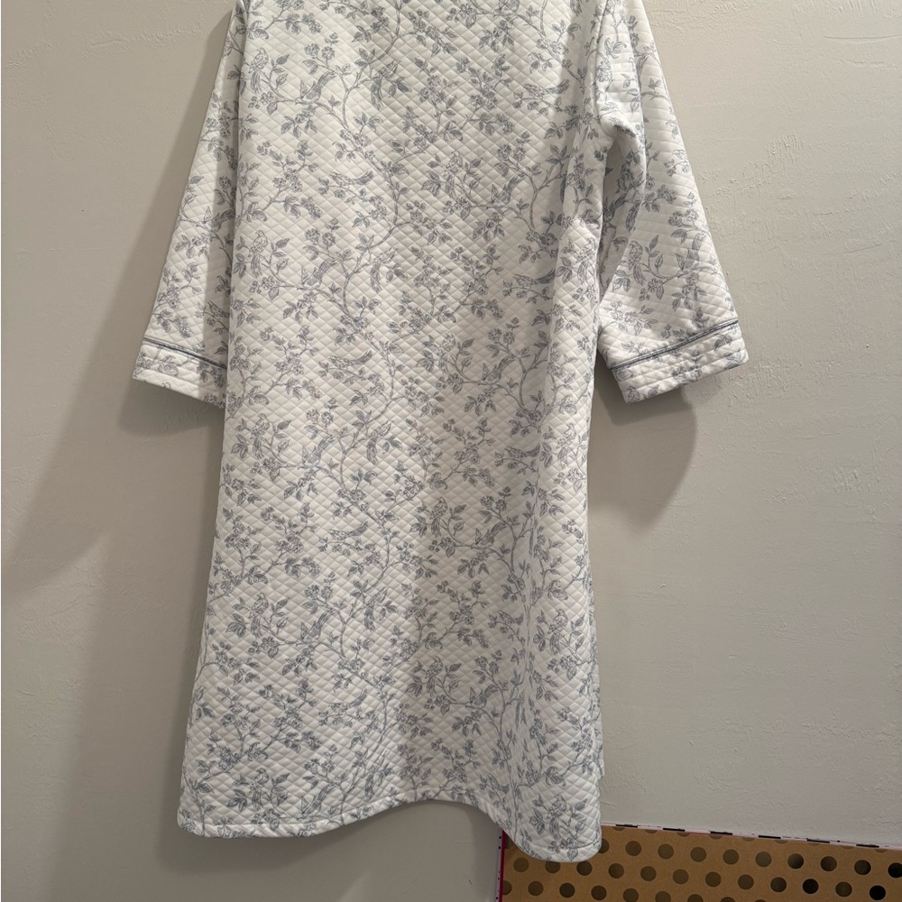 Chic White Patterned Women's Robe - Picture 5 of 7